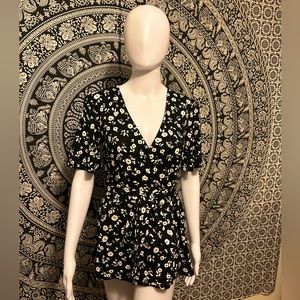 Ann Taylor Floral Black and White Wrap Top!